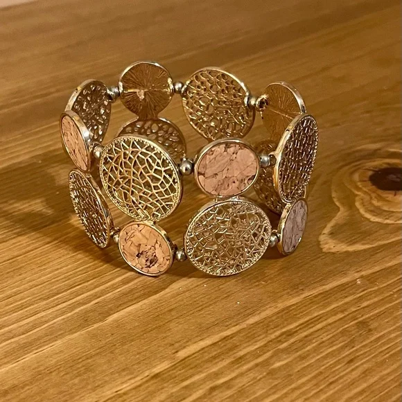 Very unique gold tone and cork elastic bracelet size 7 1/2 and 1 3/4 inch wide - Picture 1 of 6